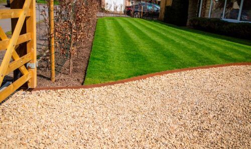 Lawn edging by the specialists - lawn-edgings.co.uk !
